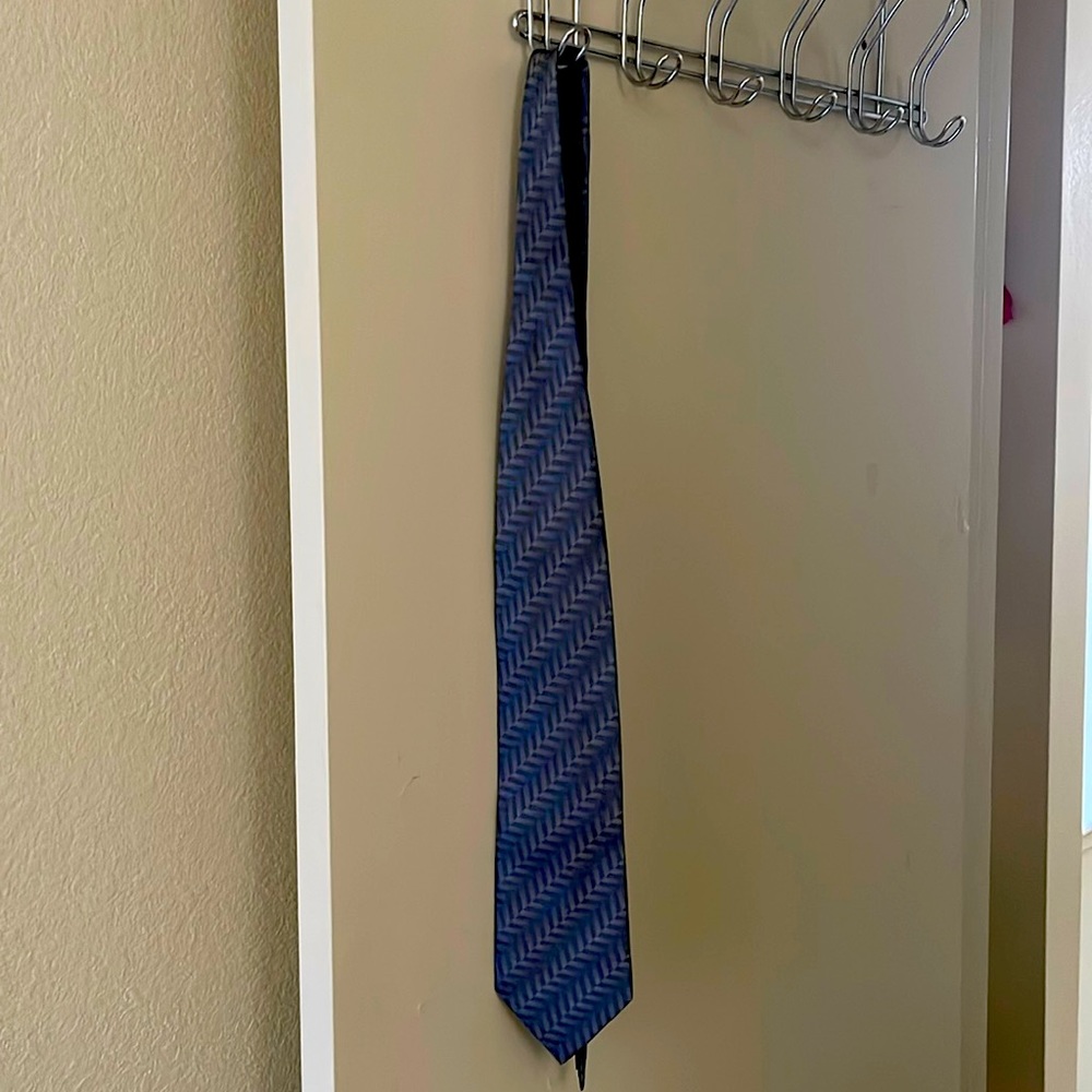 Men’s Kenneth Cole New York tie.